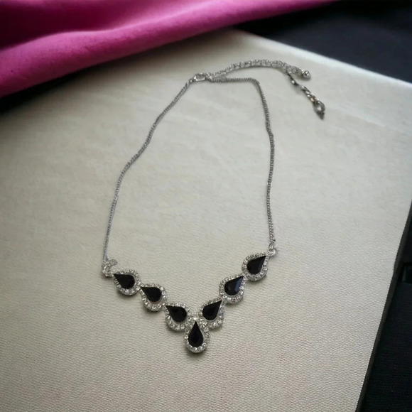 Rhinestone Teardrop Elegant Necklace - Picture 2 of 3